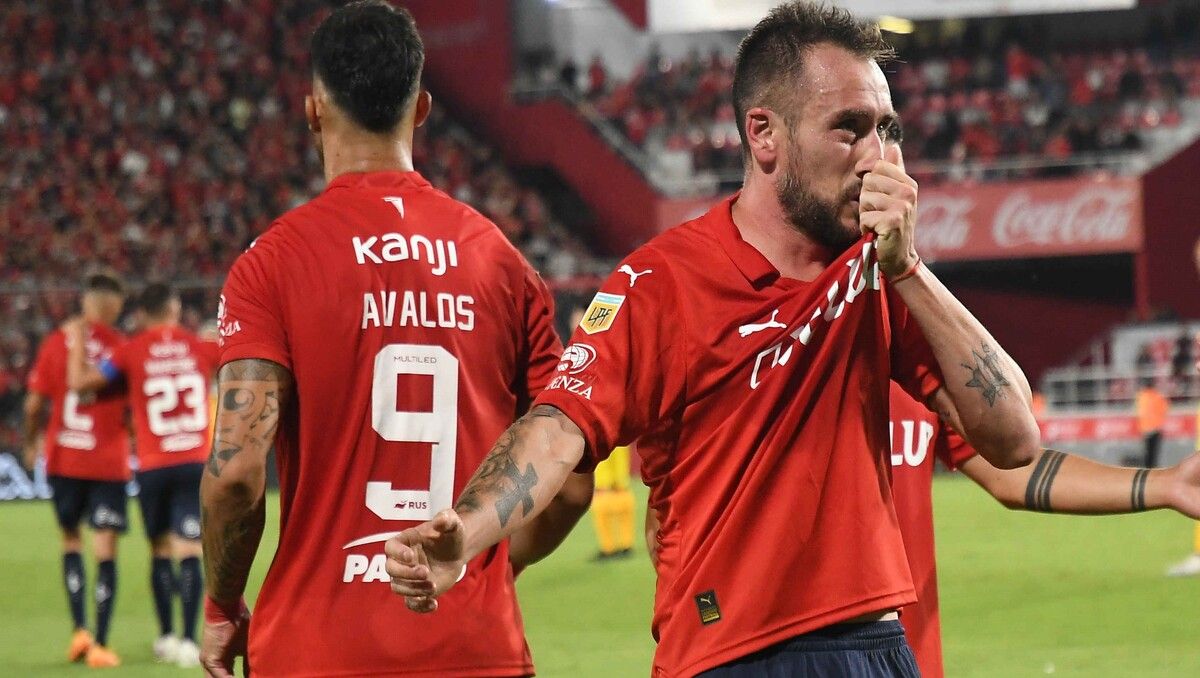 Federico Mancuello, símbolo de Independiente, se besa el escudo de cara a sus hinchas después de haber convertido el gol con un sutil toque de zurda.