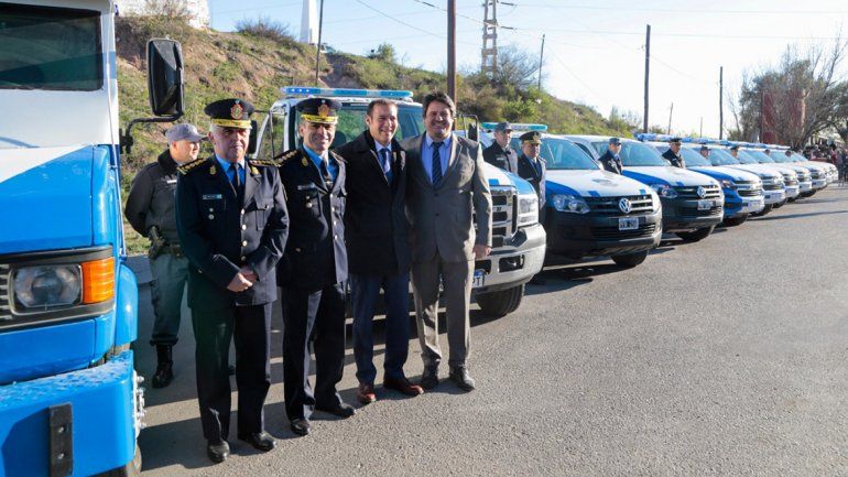Gutiérrez entregó nuevas camionetas y un minubús para la Policía