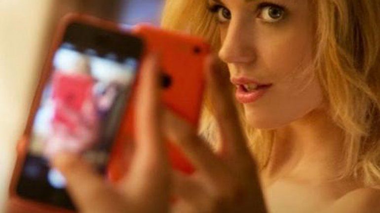 La chica subió las fotos al muro de la esposa de su jefe.