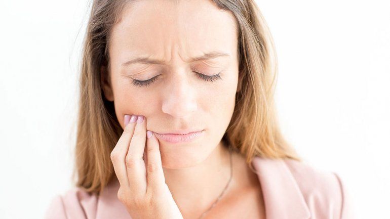 Generalmente ocurre durante la noche y se siente al amanecer.