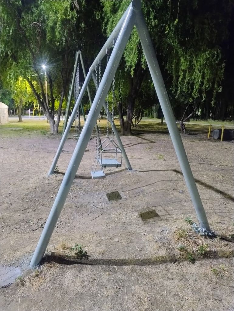 Los vecinos pintaron los juegos y quieren que sus hijos puedan usarlos. Los vecinos pintaron los juegos y quieren que sus hijos puedan usarlos.