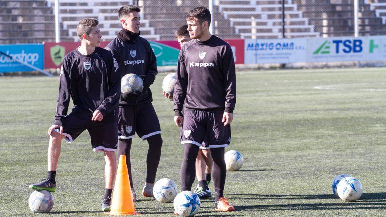 El Albinegro se mueve pensando en el debut ante Rivadavia.