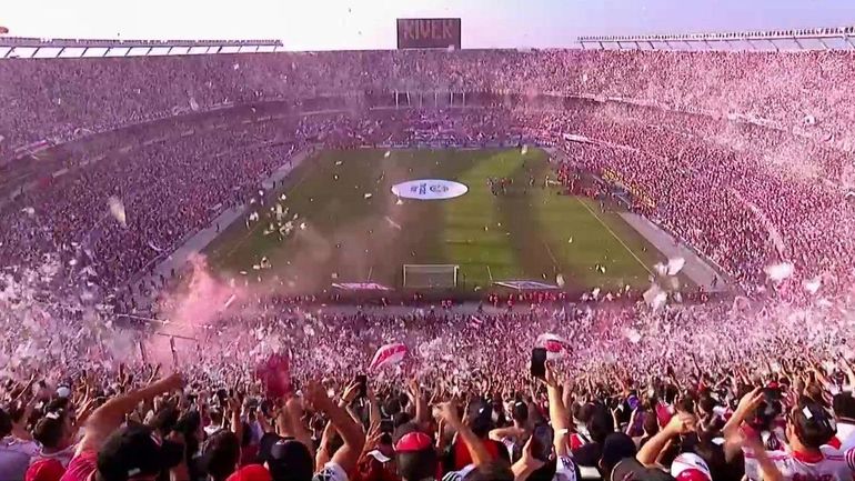 El recibimiento de River casi termina en tragedia: una butaca se prendió fuego en el Superclásico