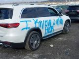 Vidrios rotos y un mensaje intimidante en la carrocería de este Mercedes-Benz GLS bastaron para que la aseguradora declarara al siniestro como destrucción total. Foto: IAA