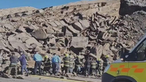 se desmorono parte de un cerro en chos malal: personas atrapadas y ruta cortada