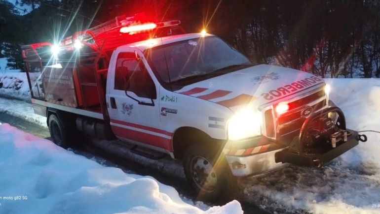 Los bomberos pidieron comprobar el estado de las rutas antes de salir de viaje. (Foto: Bomberos Voluntarios de Villa Pehuenia- Moquehue)