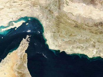 El estrecho de Ormuz se ubica entre el golfo de Omán y el golfo Pérsico. Irán, los Emiratos Árabes Unidos y Omán lo controlan.
