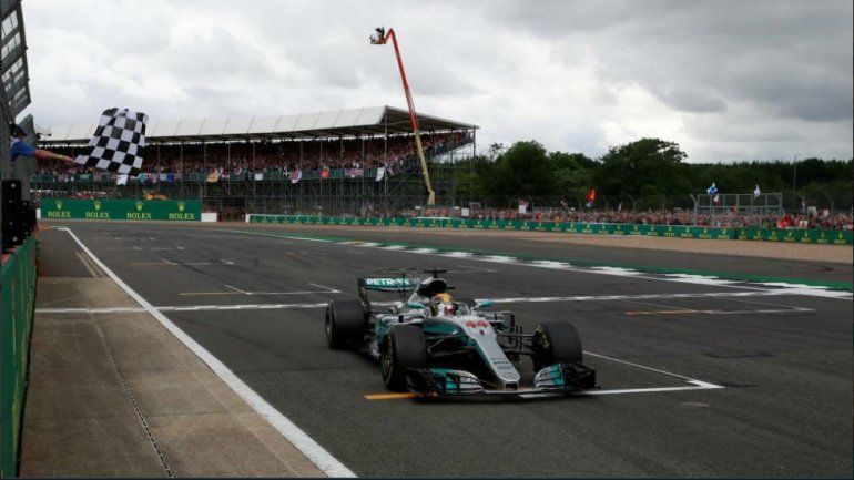 Lewis Hamilton ganó en su casa y acecha a Sebastian Vettel en el campeonato