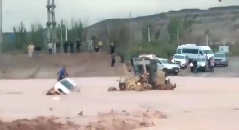 Impactante video: la tormenta arrasó en Rincón y se llevó una camioneta con sus ocupantes