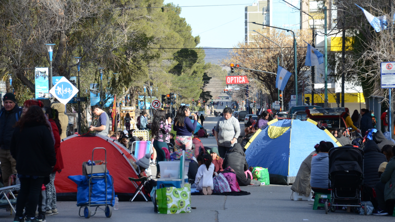 Los partidos políticos coraban las calles de Neuquén. Después armaron una cooperativa para recibir fondos de la paz social. | LM Neuquen Los partidos políticos coraban las calles de Neuquén. Después armaron una cooperativa para recibir fondos de la paz social.
