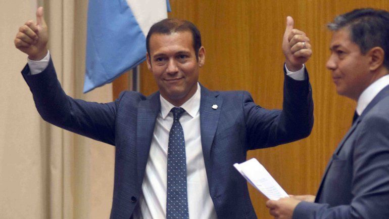 Omar Gutiérrez llegó al recinto de la Legislatura cerca de las 11 para tomar juramento como gobernador. Estuvo acompañado por su vice