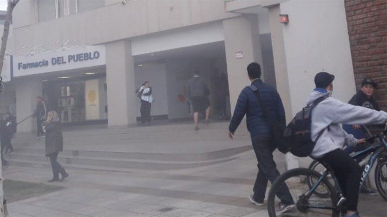 Se incendió un vehículo en el estacionamiento y evacuaron todo el edificio