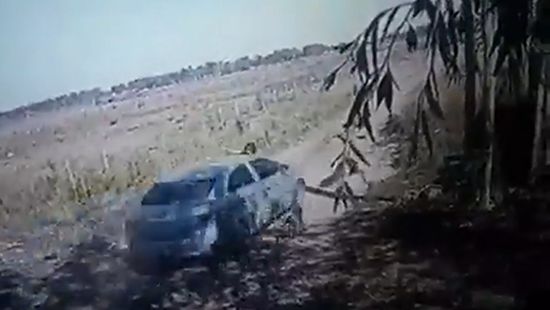 Un remisero atropelló a una mujer y la arrastró 100 metros sobre el capot