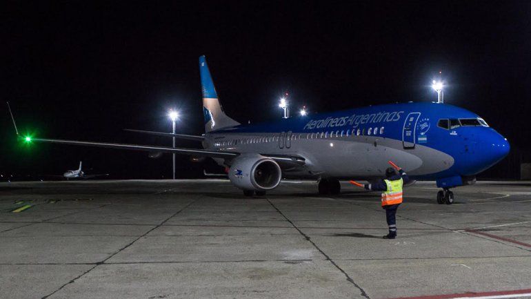 Así aterrizó el primer vuelo nocturno en la nueva pista de Chapelco