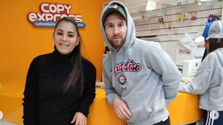 Messi fue a sacarse una foto carnet y revolucionó un shopping