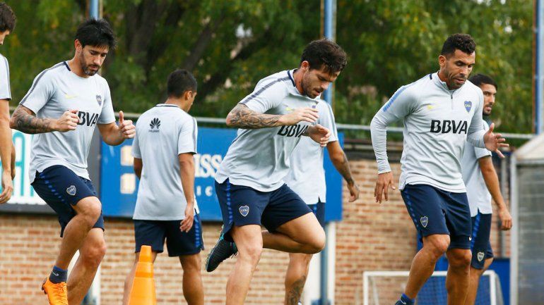 Gago y Tevez en el entrenamiento de ayer por la mañana.