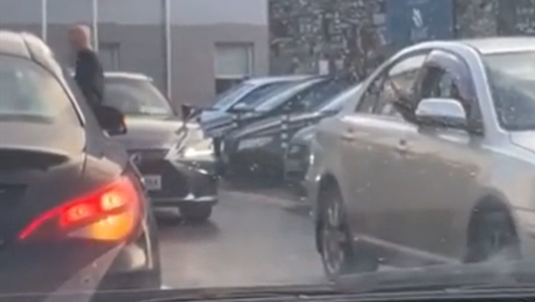 Automovilistas se disputaron un estacionamiento con un piedra, papel o tijera