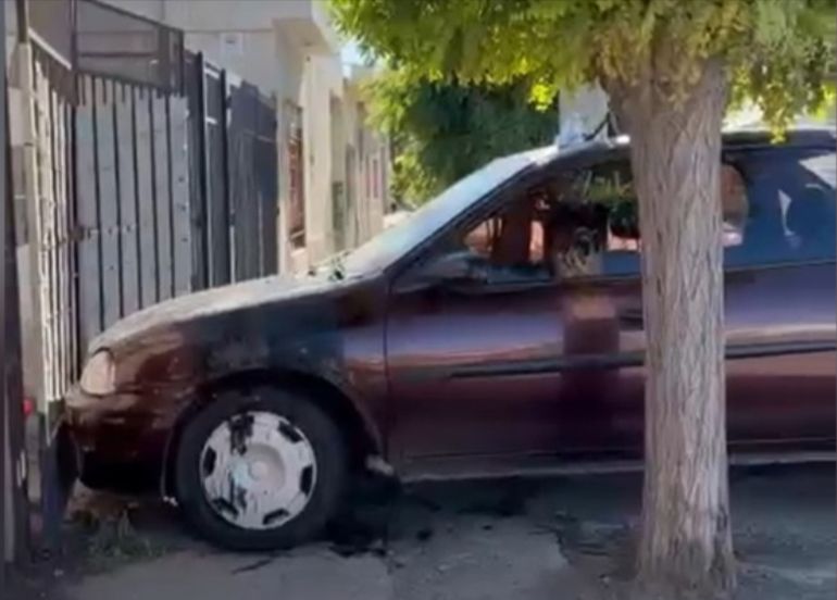 Un Corsa Classic fue el segundo caso de la noche: los bomberos llegaron enseguida y sólo se quemó el tren delantero. Un Corsa Classic fue el segundo caso de la noche: los bomberos llegaron enseguida y sólo se quemó el tren delantero.