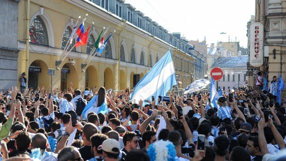 El banderazo en apoyo a la Selección llenó de colores las calles de San Petersburgo de cara al trascendente duelo ante Nigeria. Acuña, presente.