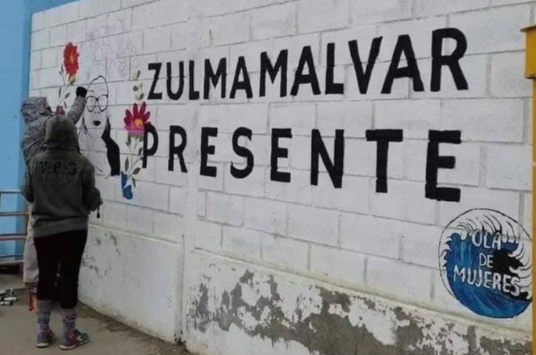 Vecinos pintando uno de los muchos murales que recuerdan a Zulma en las calles de Puerto San Julián. Vecinos pintando uno de los muchos murales que recuerdan a Zulma en las calles de Puerto San Julián.