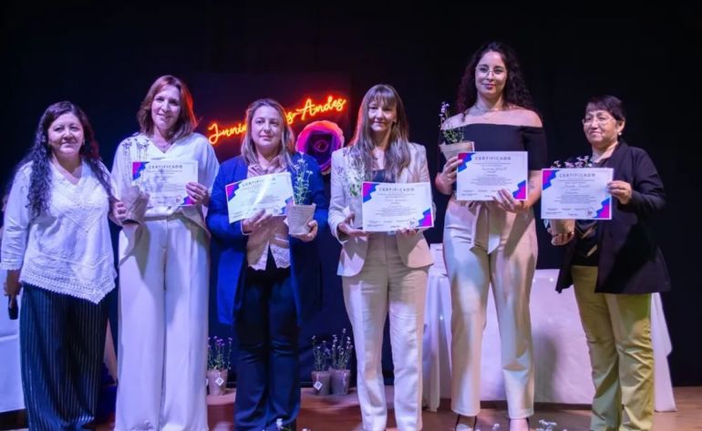 Magalí y el reconocimiento por su trabajo en la empresa. Magalí y el reconocimiento por su trabajo en la empresa.