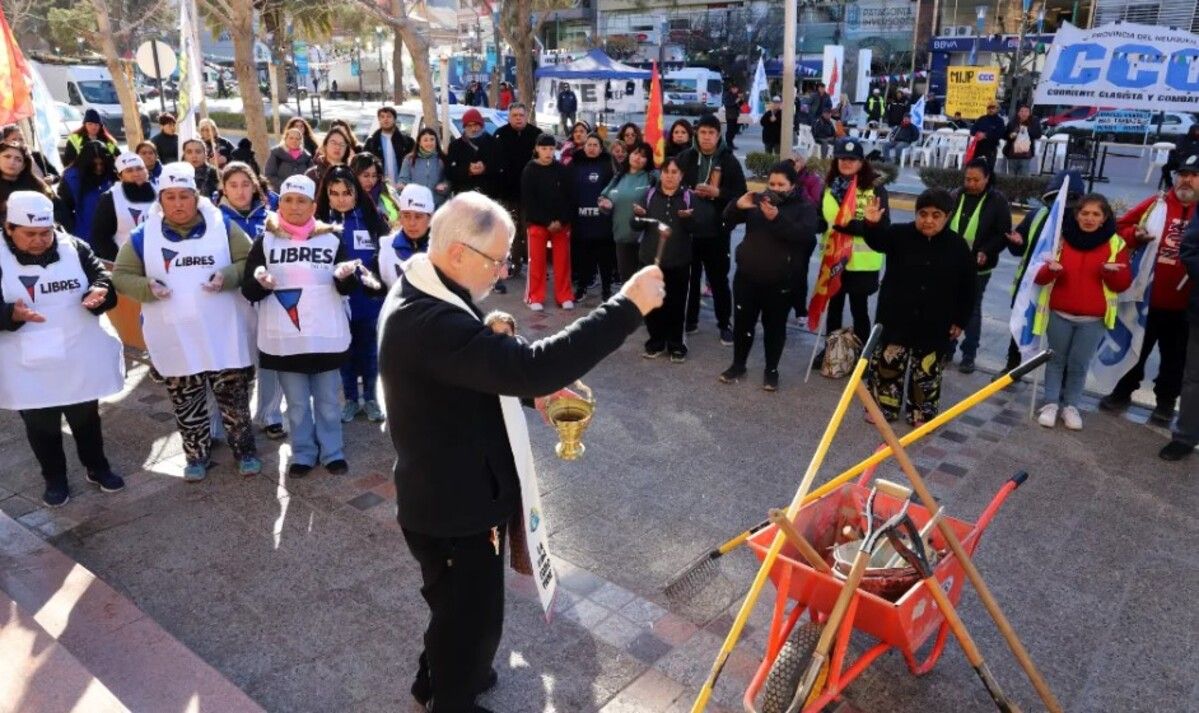 El obispo de Neuquén, Fernando Croxatto, durante una ceremonia frente a la Catedral por el Día de San Cayetano.