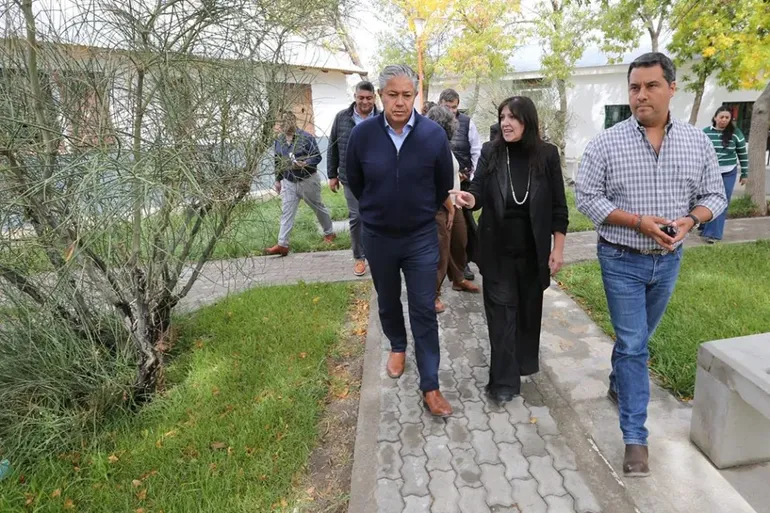 Figueroa firmó diferentes convenios en la ziona centro de la provincia.