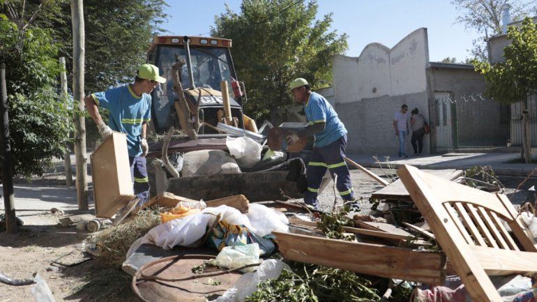 Maquinarias municipales retirando basura en San Lorenzo Sur.