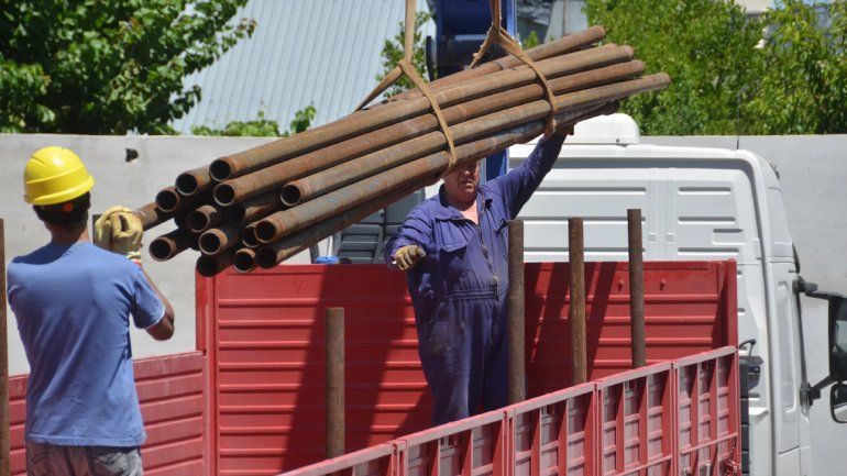 La Policía rionegrina durante el procedimiento en calle Planas 1400.