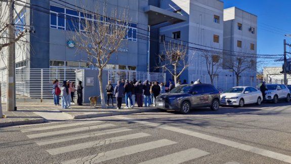 Un docente fue suspendido y es investigado por realizar un juego de compatibilidad de pareja con una alumna