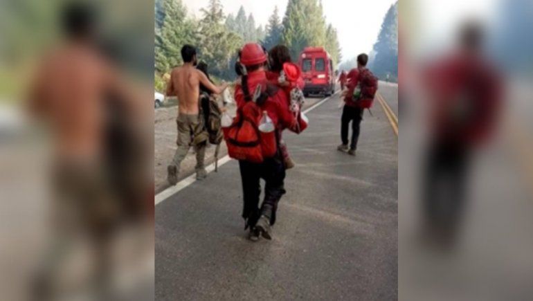 La conmovedora foto que se viralizó en medio del infierno