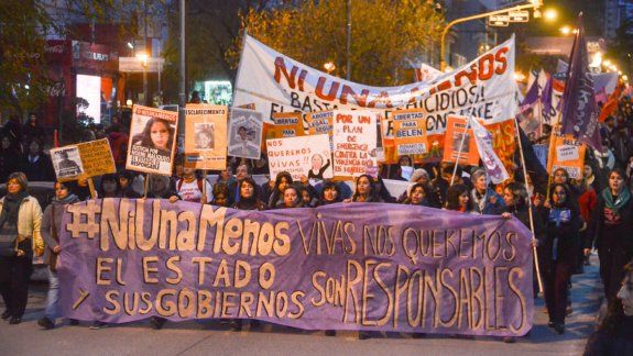 {alttext(Las multitudinarias movilizaciones en la ciudad tuvieron un fuerte impacto en las mujeres que se animan a denunciar y en la dinámica de los tribunales con estos casos.,Tras el #NiUnaMenos, crecen las denuncias y condenas por violencia)}