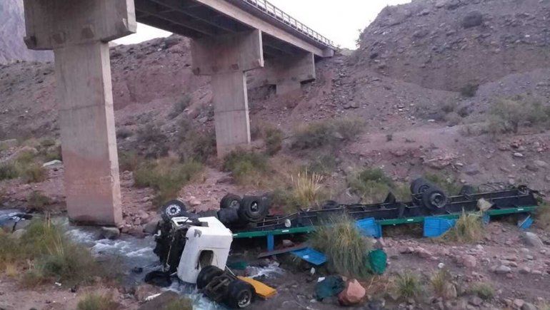 Un camionero desbarrancó en un puente de Mendoza y murió aplastado
