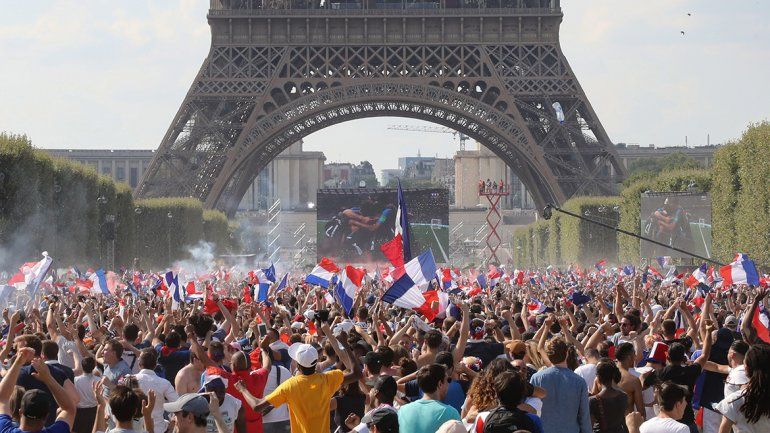 Una multitud celebró el nuevo título en la Torre Eiffel en París