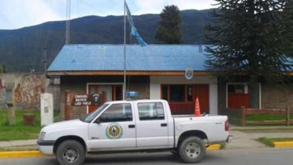 La agente de la policía de Chubut que fue suspendida presta servicio en la comisaría de Lago Puelo: cuando la interceptaron sus compañeros, estaba de franco