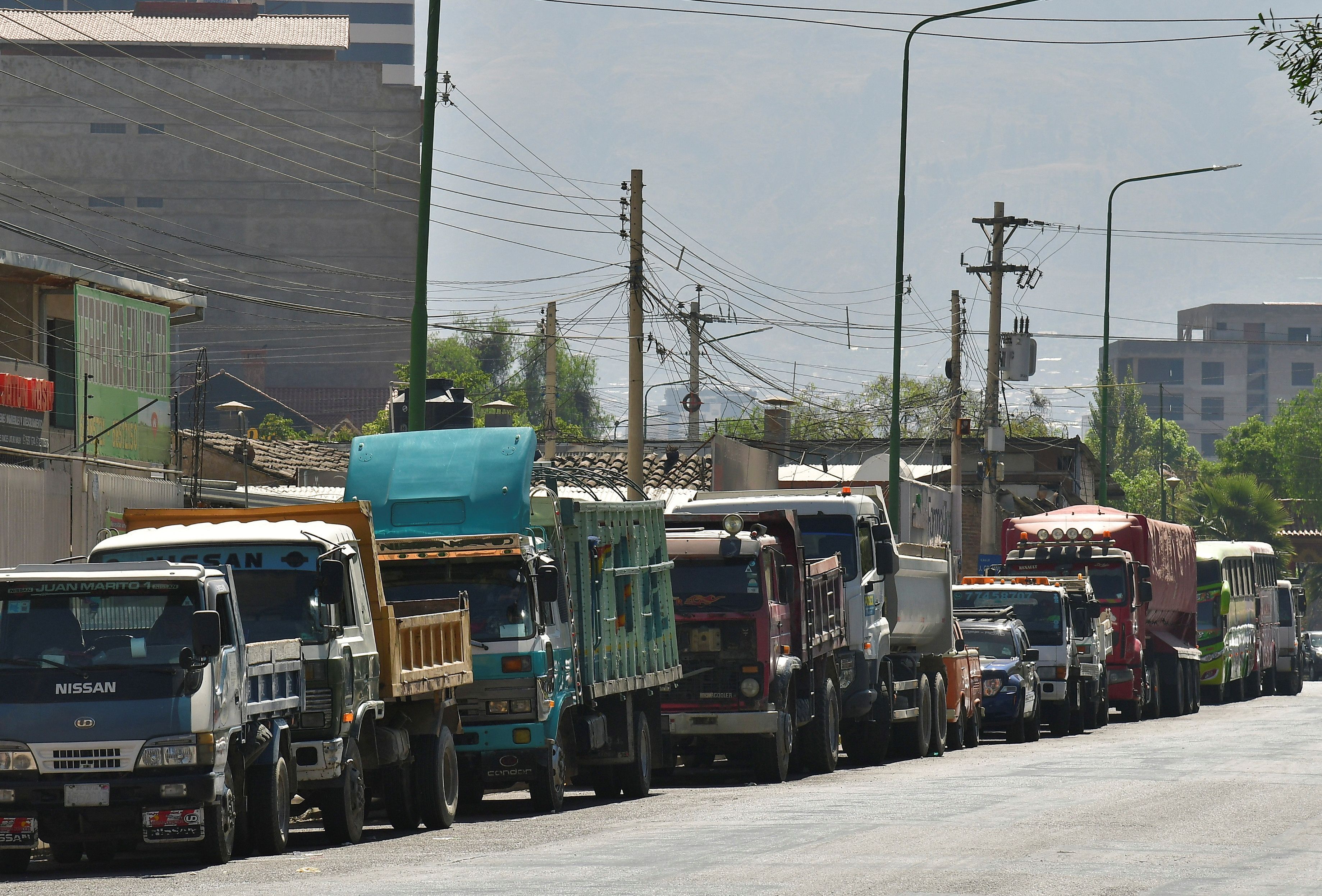 FOTO DE ARCHIVO: Vehículos hacen fila para cargar diésel, en Cochabamba, Bolivia. REUTERS/Patricia Pinto/