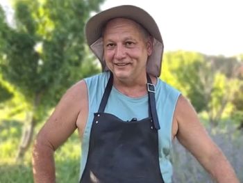 El legado familiar: Rady Rapari cosecha sus 500 plantas de lavanda en la chacra que perteneció a su abuela en Luis Beltrán. El legado familiar: Rady Rapari cosecha sus 500 plantas de lavanda en la chacra que perteneció a su abuela en Luis Beltrán.