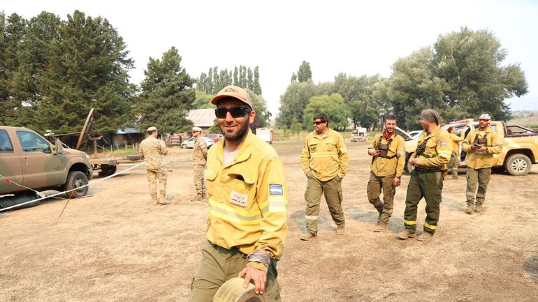 Incendio en Valle Magdalena: 800 personas combaten el fuego que se complicó por los vientos