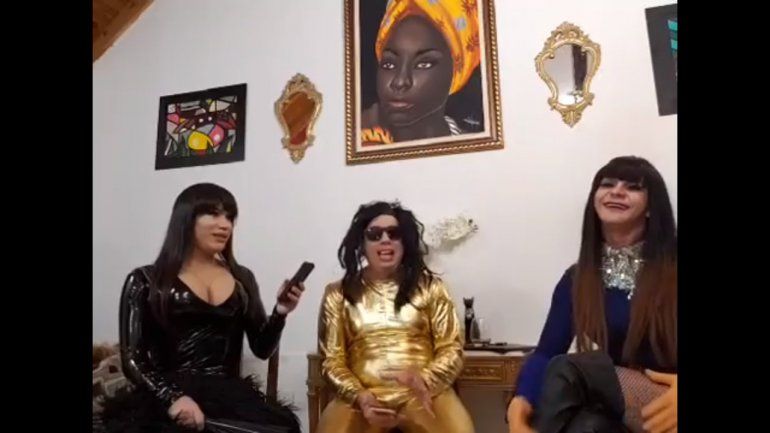 De los escenarios al celular, pero siempre con humor