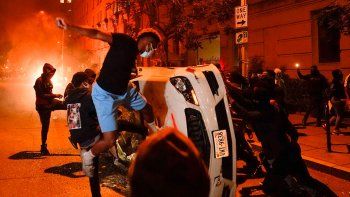 napoles: caos y represion por las restricciones napoles: caos y represion por las restricciones