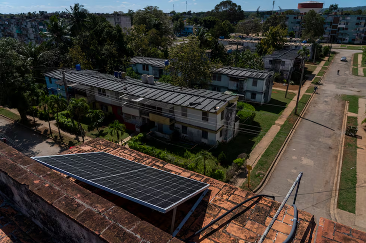 Un panel solar instalado como parte de un programa de energía solar para trabajadores de la salud en Mayabeque, Cuba. Foto: El País Un panel solar instalado como parte de un programa de energía solar para trabajadores de la salud en Mayabeque, Cuba. Foto: El País