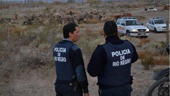 Salió a bailar y apareció en las bardas de Roca perdido