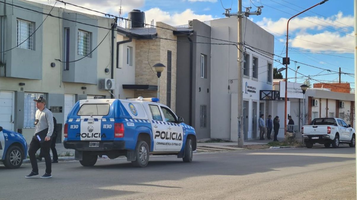 La Policía investiga el tiroteo al Sindicato de Petroleros en Cutral Co / Foto Gentileza
