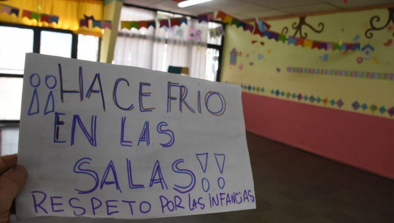 Familias del Jardín 42 tomaron un colectivo por problemas edilicios