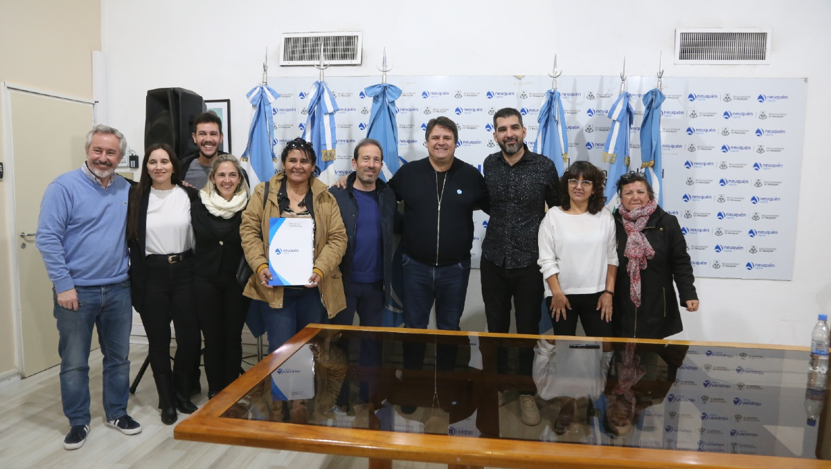 El intendente Mariano Gaido con vecinos que recibieron la documentación.