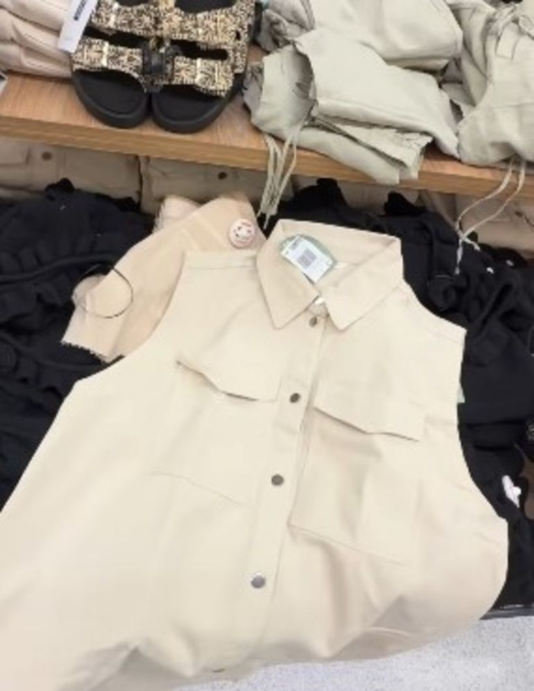 De momento, solo se encuentra a la venta ropa de primavera-verano de mujer. De momento, solo se encuentra a la venta ropa de primavera-verano de mujer.