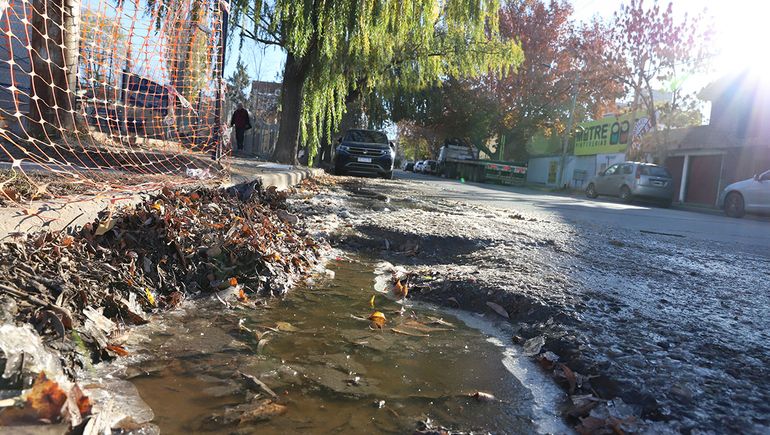 El Operativo "Anti Hielo" en Neuquén incluye sal y arena en las calles. El Operativo "Anti Hielo" en Neuquén incluye sal y arena en las calles.