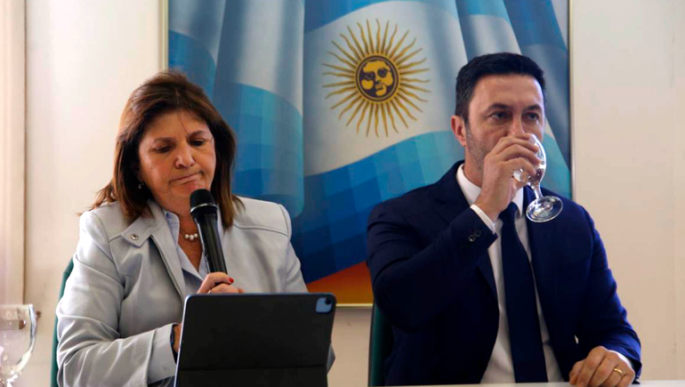 Patricia Bullrich confirmó junto a Luis Petri que acompañará a Javier Milei en el balotaje de las elecciones 2023. Patricia Bullrich confirmó junto a Luis Petri que acompañará a Javier Milei en el balotaje de las elecciones 2023.