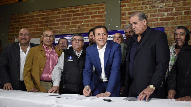 Gutiérrez firmó convenios con sindicatos de la CGT