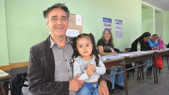 Martina, su papá y una escuela en Los Hornos que será histórico en este domingo de elecciones